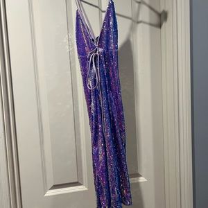 This dress is brand new and never worn! Great condition! 😊